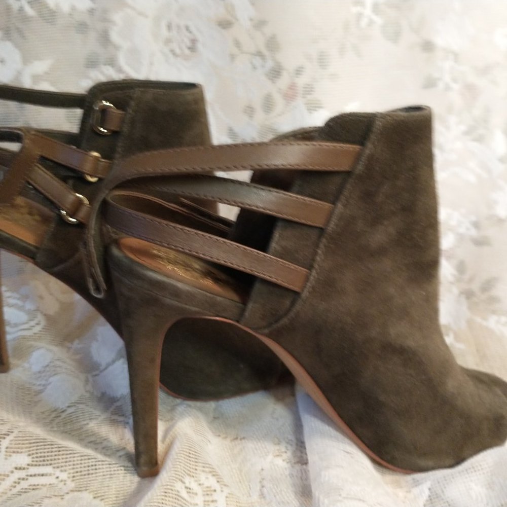 Vince Camuto khaki green suede stilletto shootie heels sz 8.5 M / 38.5 open toe